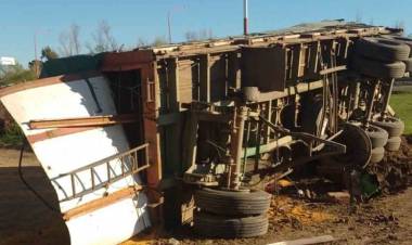 Autovía Bahía – Punta Alta: un camión se quedó sin frenos y terminó volcando su carga