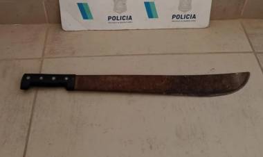 Detuvieron a un hombre ebrio, alterado y con un machete, intentó agredir a la Policía