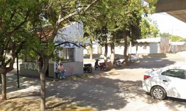 Le robaron la rueda de la moto que estaba estacionada frente a la ventana de una comisaría