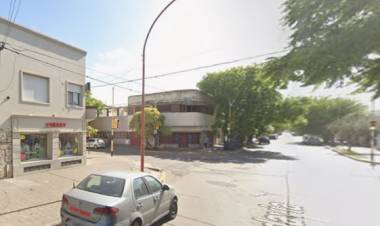 Una mujer fue atropellada, sufrió fracturas de tobillo y busca a la conductora del auto