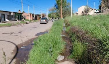 Solicitan urgente saneamiento en la avenida Jujuy, cerca de un jardín