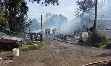 Incendio en un depósito de chatarra y cartones, en el camino a Villa del Mar