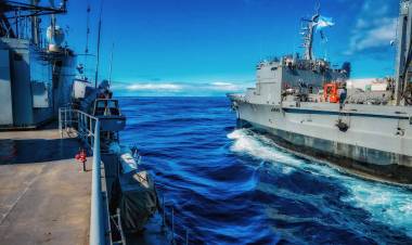 El destructor ARA “La Argentina” se reabasteció en navegación