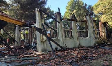 Ordenaron una medida de seguridad restrictiva para el menor acusado de incendiar la capilla