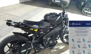 Detuvieron a un hombre por hacer maniobras peligrosas en moto y escapar de la policía