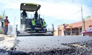 Comienzan los trabajos de reparación de asfalto y repavimentación en distintas cuadras y esquinas