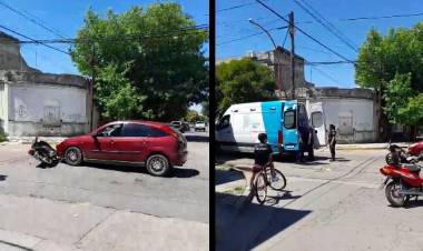 Accidente de tránsito entre una moto y un auto en 25 de Mayo y Alberdi