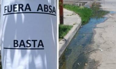 Vecinos cansados de los desbordes cloacales pegaron carteles contra ABSA y el intendente