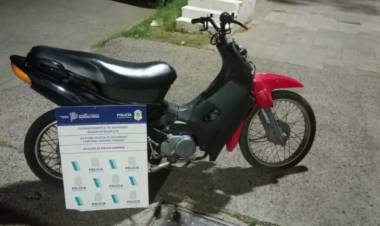 Chocaron una moto robada contra la puerta de una casa y la dejaron abandonada