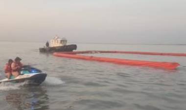 Un derrame de petróleo ocurrió en la ría de Puerto Rosales y fue controlado