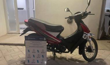 Un delincuente fue aprehendido a bordo de una moto que había robado horas antes