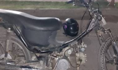 Un menor de edad atropelló a una joven en una moto denunciada como robada