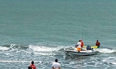 Guardavidas de Pehuen Co rescataron a un kayakista que estaba a la deriva en el mar