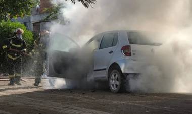 Bomberos Voluntarios acudieron al incendio de un vehículo en Ciudad Atlántida