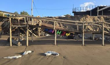 La sudestada y una marea muy alta provocaron daños en Pehuen Co