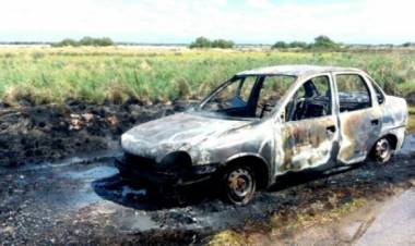 Pérdidas totales en el incendio de un auto en la ruta 229 vieja