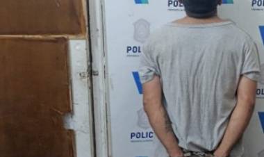 Un hombre discutía con su pareja en la calle y terminó agrediendo a la Policía