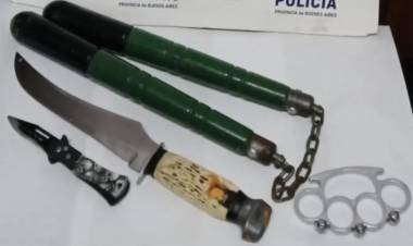 Interceptaron a 4 personas con cuchillos, una manopla y un nunchaku