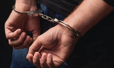 Un hombre fue detenido acusado de abusar de las hijas de su pareja
