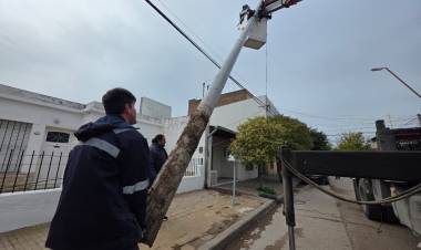 Postes colocados en medio de la vereda generan enorme polémica con vecinos, el Municipio y el HCD