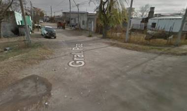 Un camión recolector del Municipio quedó varado en una calle de tierra