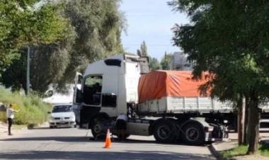 Un camión quedó varado durante unos minutos en Avenida Jujuy