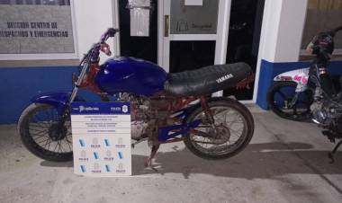 Dos hombres intentaron escapar en moto sin patente y fueron aprehendidos