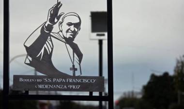 Se colocó un cartel que señaliza el Boulevard Papa Francisco en avenida Tucumán