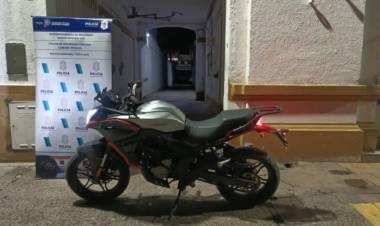 Encontraron en un descampado de Punta Alta una moto robada en Bahía Blanca