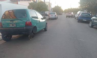 Dos hombres fueron atropellados en la calle cuando cambiaban la cubierta de un auto