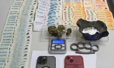 Aprehendieron a dos jóvenes con droga y manoplas metálicas