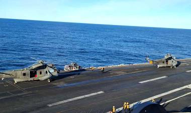 Helicópteros Sea King de la Armada Argentina operan a bordo del portaaviones USS “Nimitz”