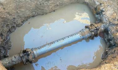 Se reparó el caño de agua en José Ingenieros y Avenida Tucumán 