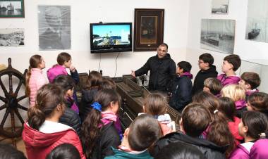 Alumnos de Tornquist visitaron la Base Naval Puerto Belgrano