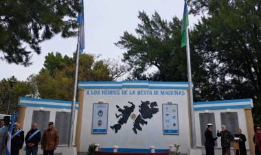 Descubrieron una placa en homenaje a los primeros caídos en combate de la Guerra de Malvinas