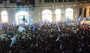¡Qué locura! Punta Alta se vistió de celeste y blanco en una fiesta interminable