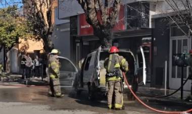 Un utilitario se incendió mientras circulaba por el centro de Punta Alta