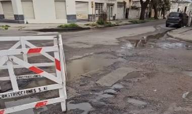 Una mujer cayó de su bicicleta por la rotura del pavimento en Rosales y Humberto, fue hospitalizada