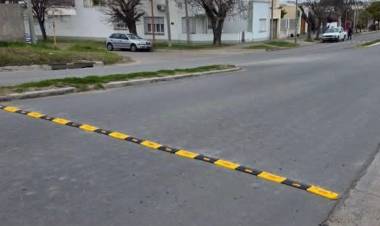 Instalaron reductores de velocidad en Avenida Paso para mejorar la seguridad vial