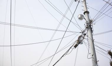 Proponen ordenanza para ordenar el cableado aéreo y erradicar cables en desuso en Coronel Rosales