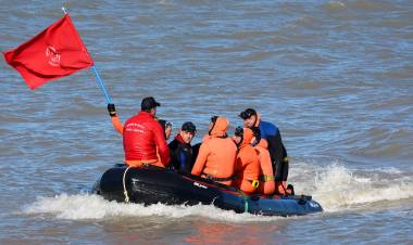 Alumnos del Curso de Nadadores de Rescate se ejercitaron en la ría