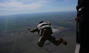 Fuerzas Especiales se adiestraron en paracaidismo y descenso en cuerda rápida