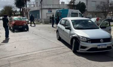 Una mujer resultó herida tras un choque entre dos autos