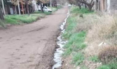 Piden intervención de ABSA y el Municipio por derrame cloacal en 14 cuadras en Nueva Bahía