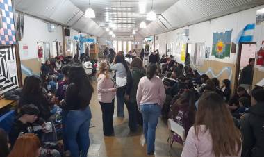 Sentadas y carteles de estudiantes de la Secundaria N° 1 por problemas edilicios