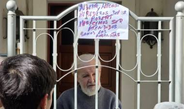 FISUR: clientes que reclaman por sus ahorros escracharon al dueño en su casa
