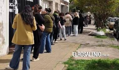 Más de 100 personas hacen fila para entregar currículum en un comercio que va a abrir