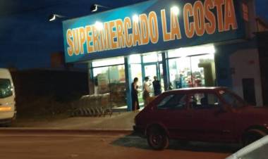 El encargado de un supermercado frustró un robo tras forcejear con un delincuente