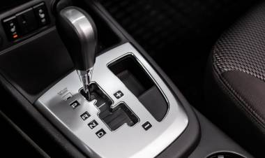 Licencia de conducir: quienes rindan examen con auto automático no podrán manejar con caja manual
