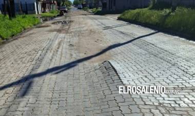 Reclamos de vecinos por el mal estado de una calle pavimentada hace menos de un año